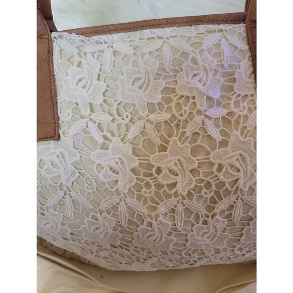 Cream Lace Weekender Bag - Picture 2 of 6